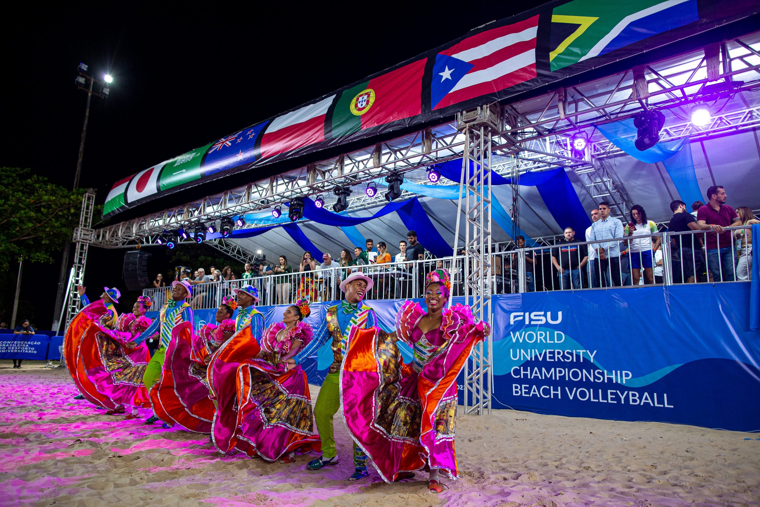 Cerimônia de abertura do Mundial Universitário de Vôlei de Praia movimenta Praia de Pajuçara, em Maceió