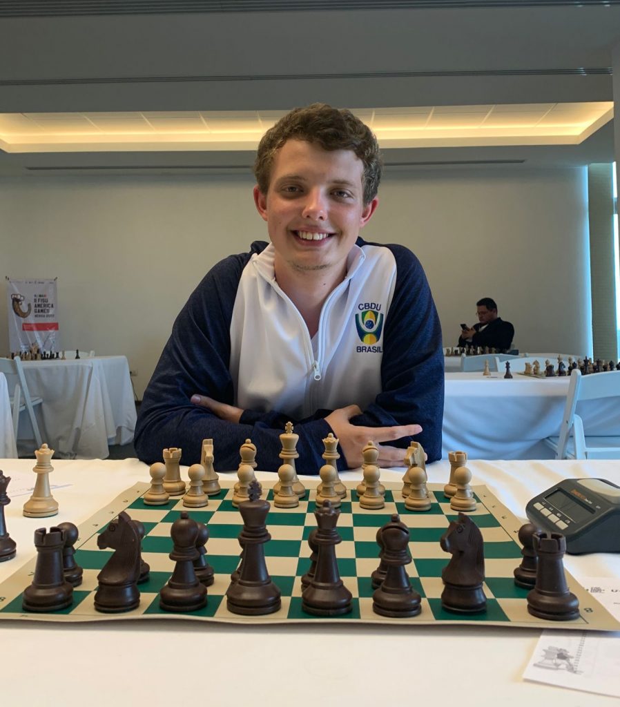 HUGO : . Jogador de xadrez com 2082 de rating LBX(Liga Brasileira de Xadrez),  ranqueado na FIDE(International Chess Federation) .Dá aulas e monta um  treinamento de acordo com o seu nível de