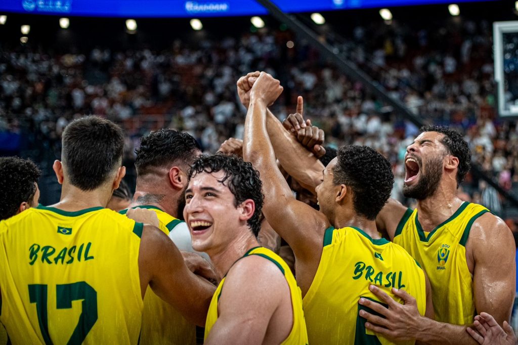 Invicto, Brasil chega a final do basquete masculino após 60 anos
