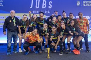 Premiação de modalidades coletivas encerram JUBs em Joinville