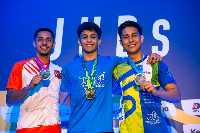 Atleta estreia nos JUBs e conquista medalha de ouro no Karatê