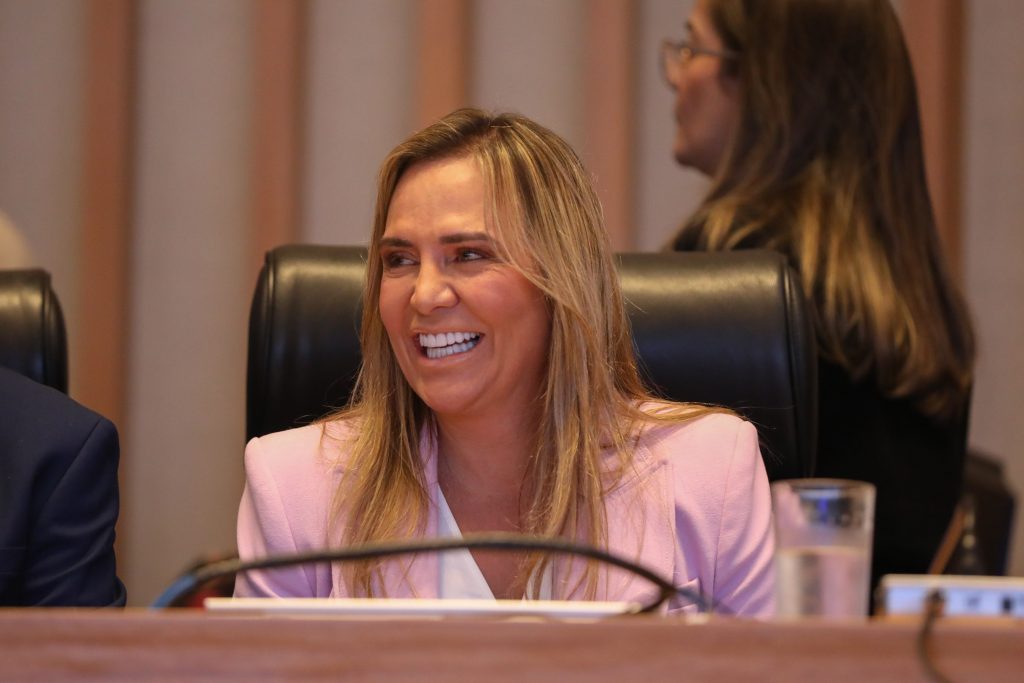 Vice-governadora do DF e comendadora da CBDU, Celina Leão, em solenidade na CLDF